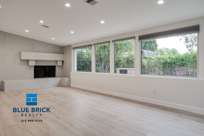 Building Photo - 5620 1/2 Radford Ave -