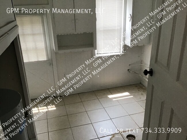 Building Photo - Dearborn Heights Colonial