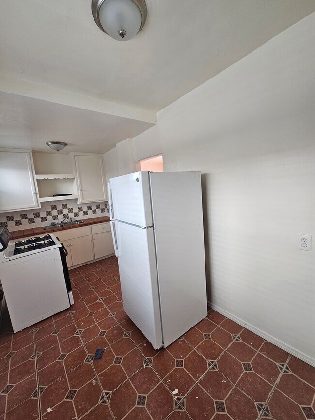 Building Photo - Cute 1BR in Golden Hill with $595.00 MOVE_...