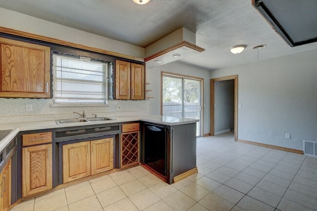 Building Photo - Nice 4 Bed 1.5 Baths Located near Tinker Diagonal