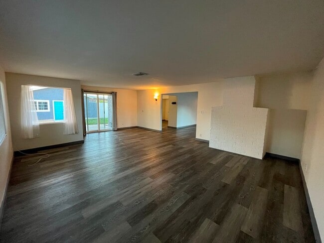 Building Photo - MOVE-IN READY 4+2 w/upgrades + tons of parking!