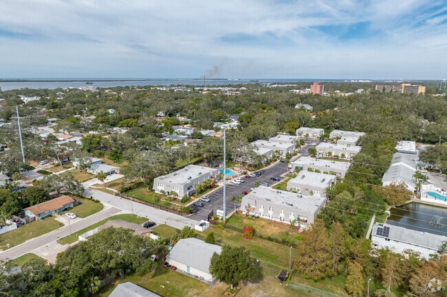 700 Lyndhurst St Dunedin, FL - Victoria Palms Apartments