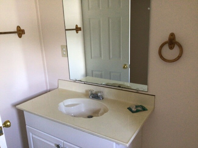 Building Photo - GREAT LOCATION! 2-Bedroom/ 1-Bath