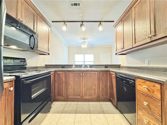 Building Photo - 2131 N Crossover Rd