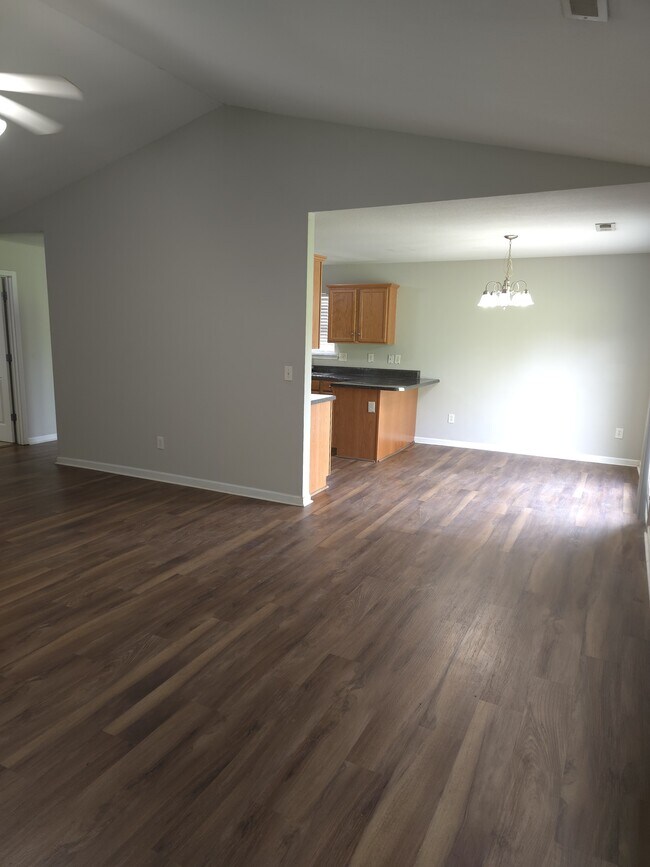 Building Photo - 105 Zippo Pine Dr