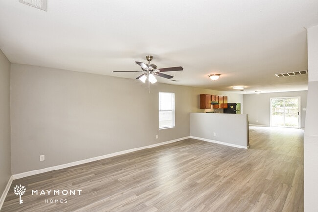 Building Photo - Spacious Two Story Home
