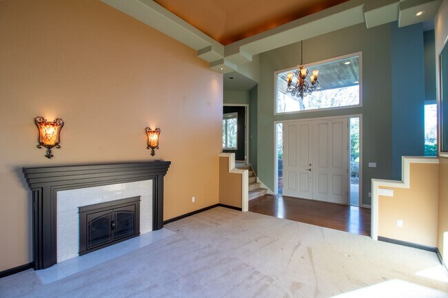 Building Photo - 4bd/4ba Bellevue Home