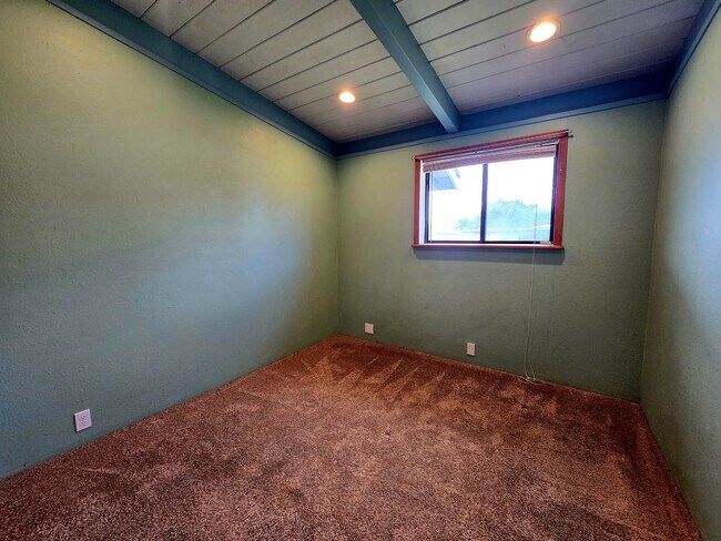 Building Photo - Single Family Home in Mckinleyville!