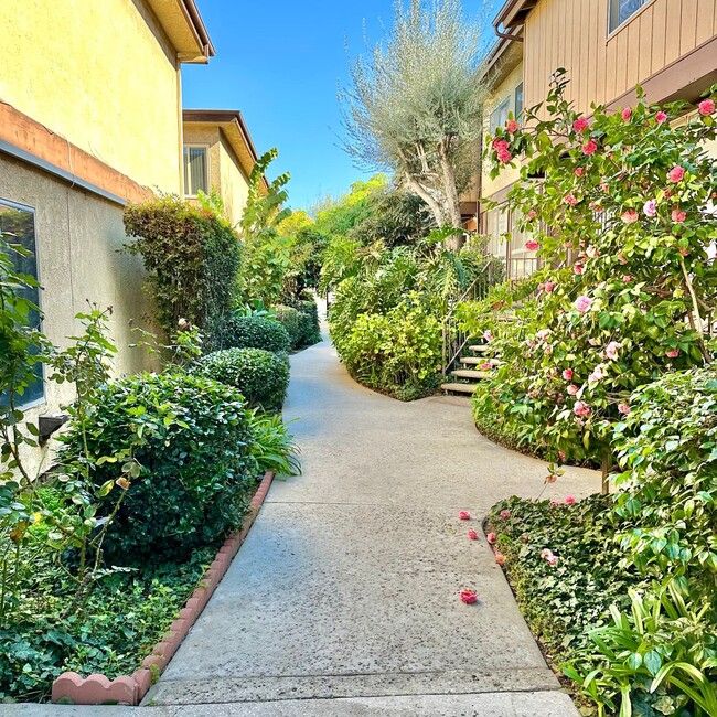 Building Photo - 2-bedroom 2 bath Condo in Van Nuys