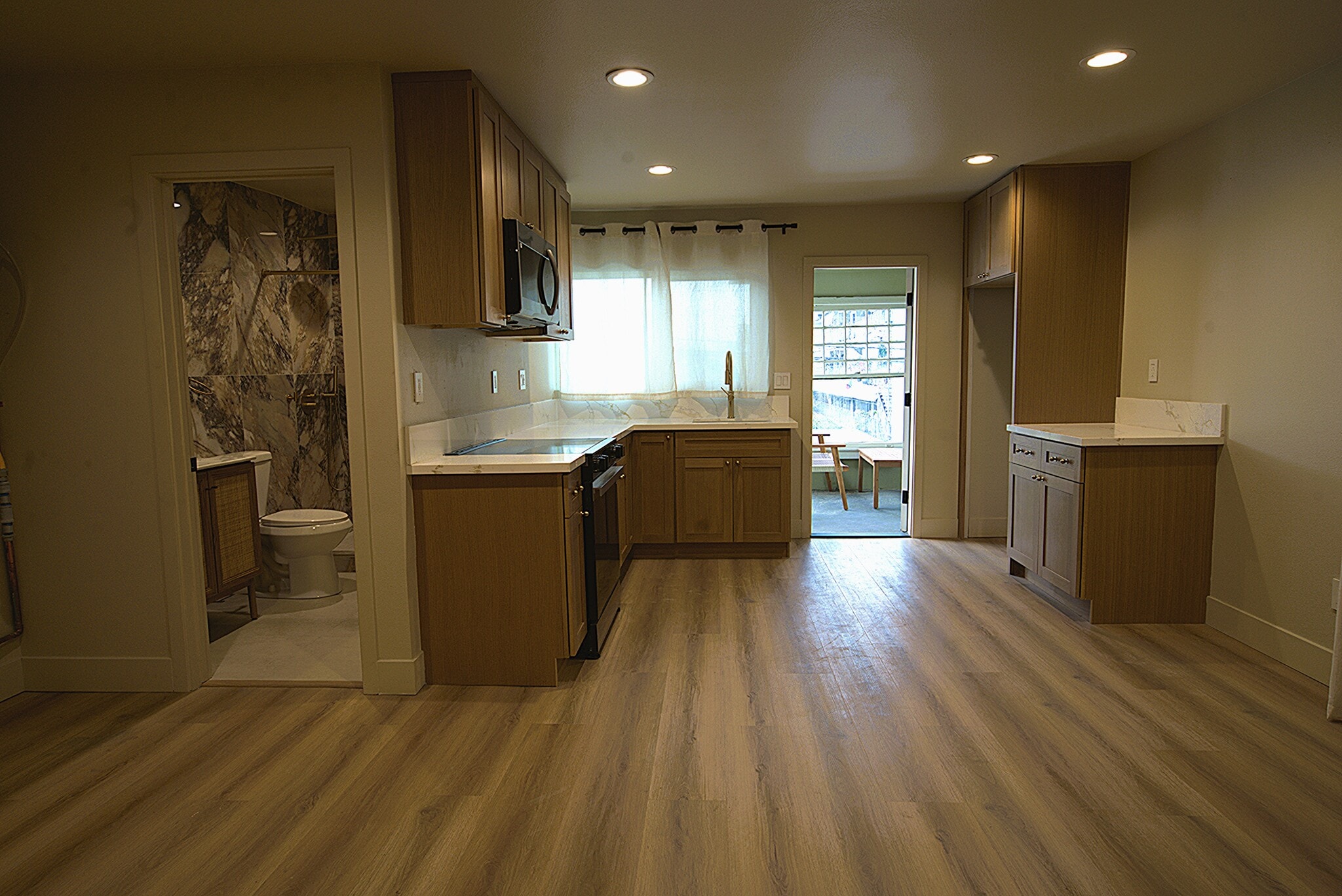Kitchen with balcony - 1123 E Ocean Blvd