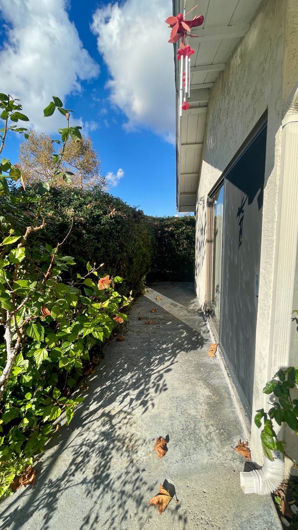 Building Photo - Exceptional 3 Bdrm, 2 Ba, Single Story Hom...