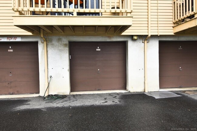 Building Photo - 178 Flax Hill Rd