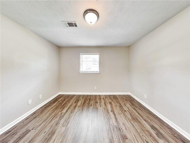Building Photo - 1317 Classic Dr NE