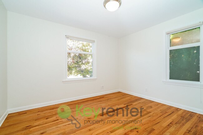 Building Photo - Elegant Three Bedroom Home Featuring Desig...