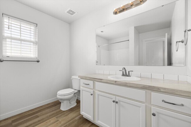 Building Photo - Eagle, ID – Spacious 3 Bedroom + Bonus Room