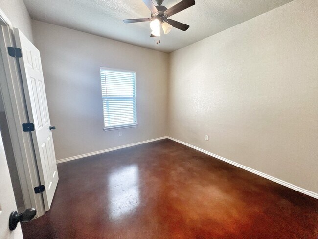 Building Photo - Spacious 3BR/2BA Duplex with Private Yard ...