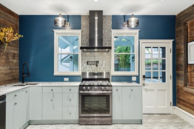 Building Photo - 208 E 12th St