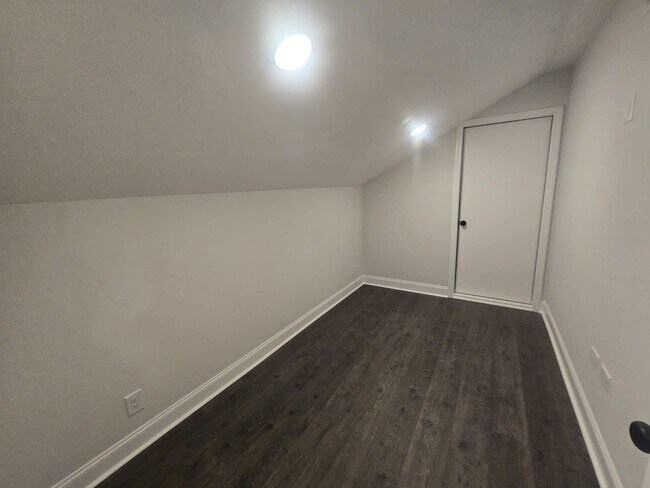 Building Photo - 509 N Halifax Ct