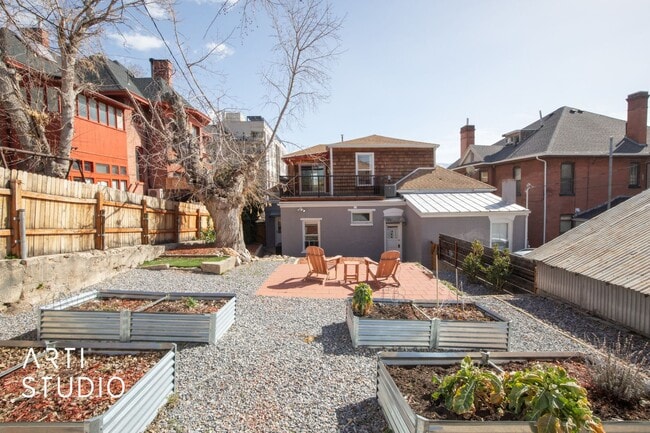 Building Photo - 4 Bed 2 Bath Salt Lake Home For Rent!
