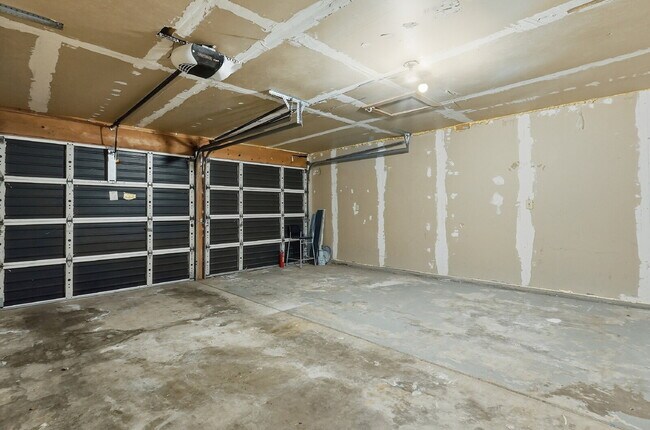 Building Photo - $1,840.95 - 3 Bed, 2 Bath Home with fenced yard and $300 move in special.