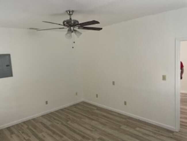 Building Photo - 1415 Longfield Ave