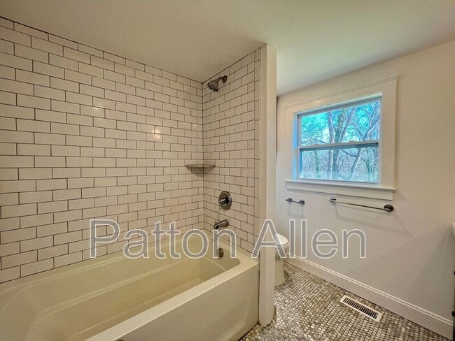 Building Photo - 125 Burton St