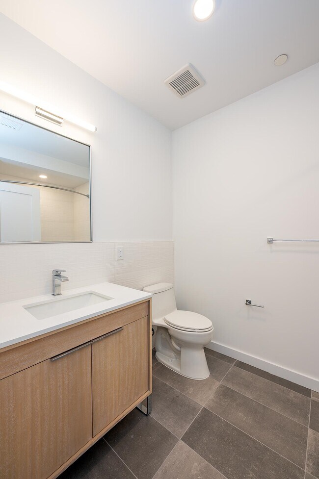 Building Photo - 425 3rd St