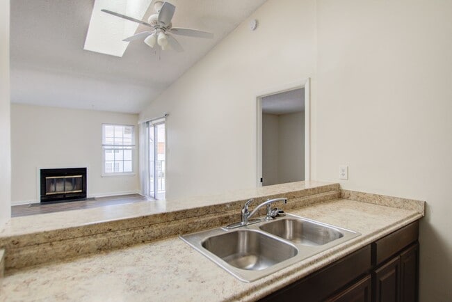 Building Photo - 2 Bedroom, 2 Bath Updated Condo, Newpointe...
