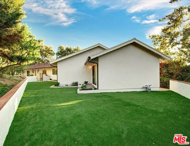 Building Photo - 4732 Del Moreno Dr