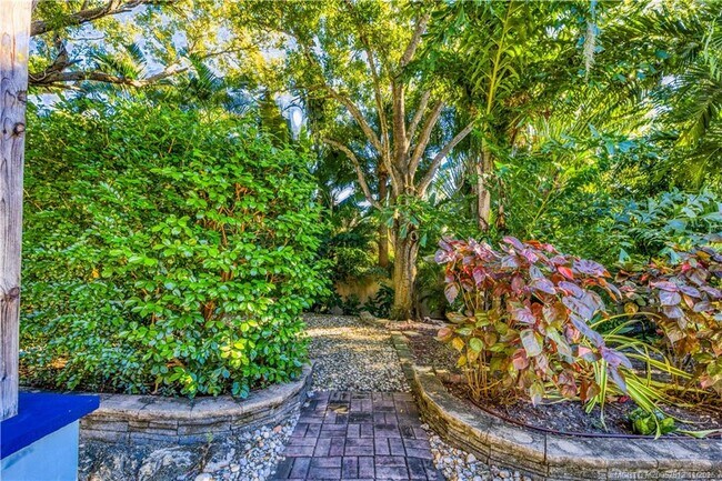 Building Photo - 7 Oakwood Dr