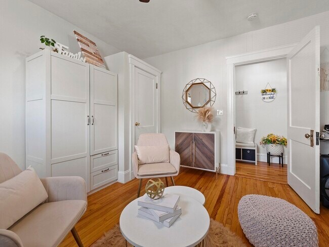 Building Photo - 10 Edgemere Rd