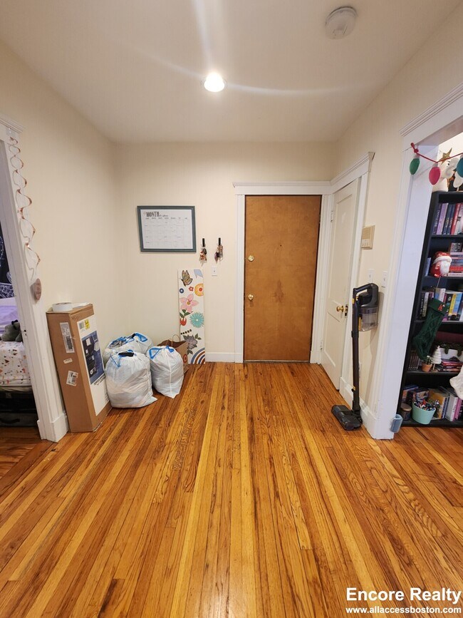 Building Photo - 240 Kelton St