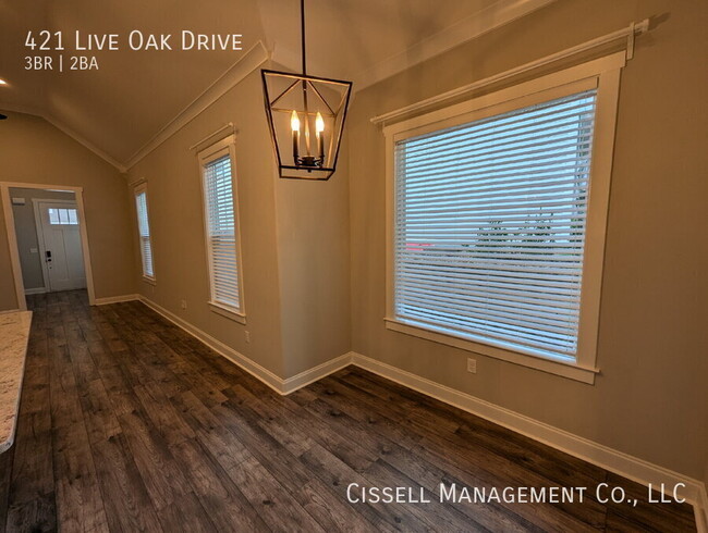 Building Photo - 421 Live Oak Dr