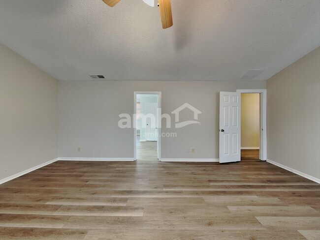 Building Photo - 5793 Amber Ln