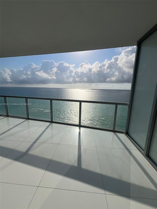 Building Photo - 17121 Collins Ave
