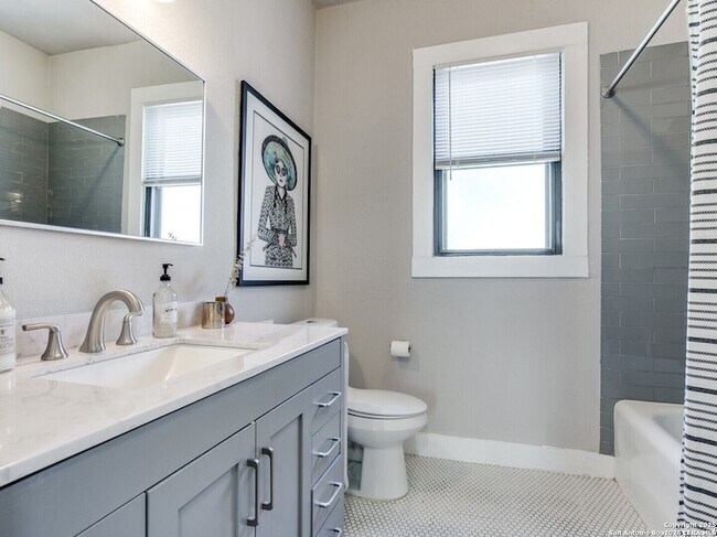 Building Photo - 814 W Gramercy Pl