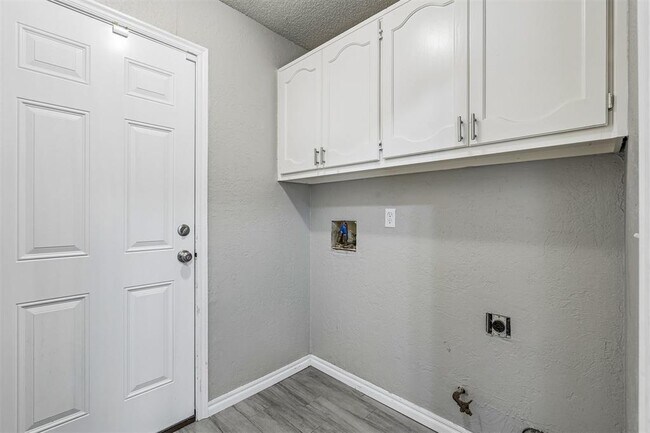 Building Photo - 217 Cypress Dr