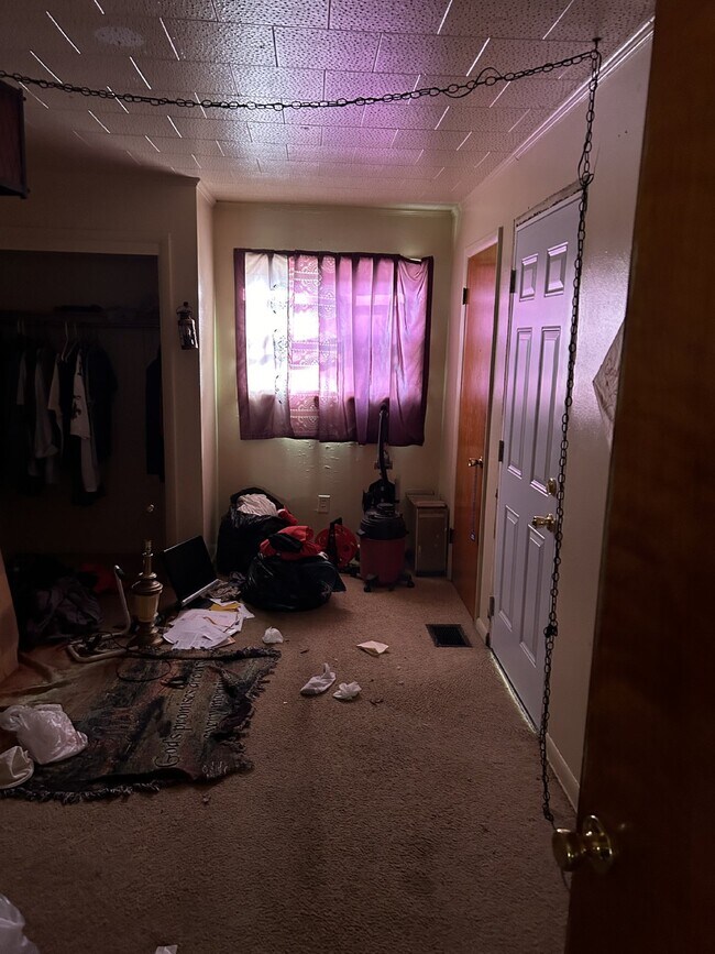 Building Photo - Welcome Home to Your Charming 2-Bedroom Ap...