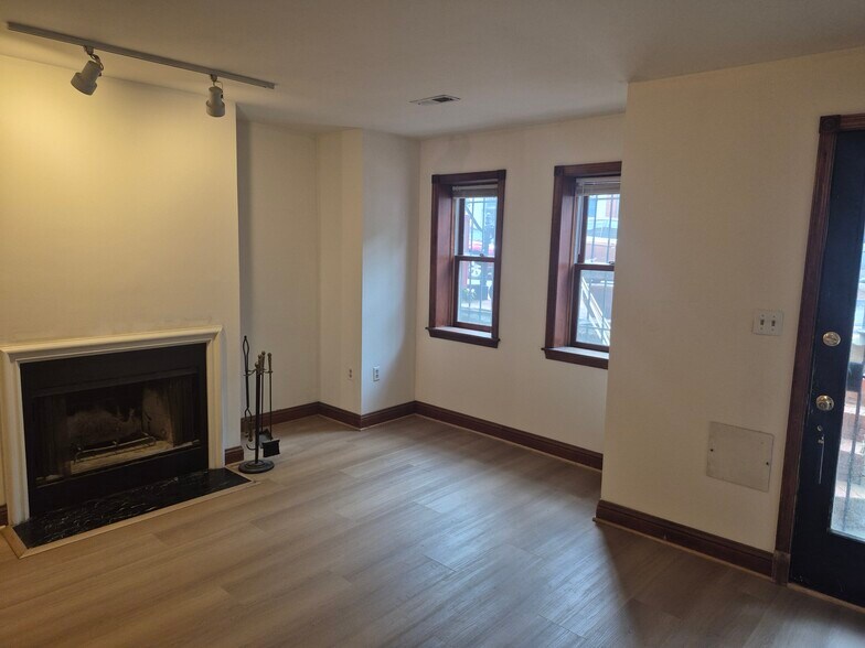 Building Photo - 645 Acker Pl NE