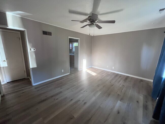 Building Photo - 2525 Meadow Dr