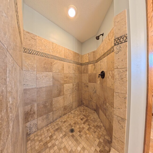 Building Photo - 11956 Castle Rock Ct N