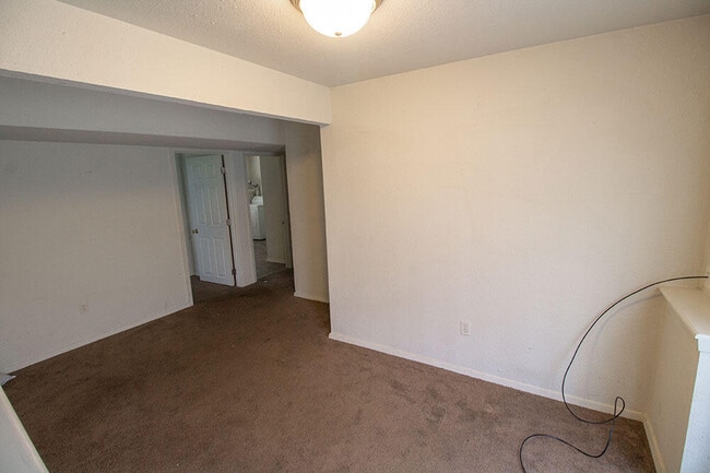 Building Photo - 1013 W Ash St