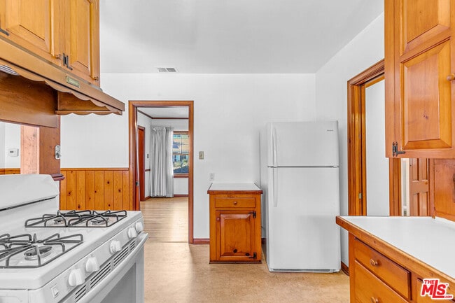 Building Photo - 15436 Camarillo St