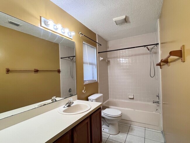 Building Photo - Spacious 3 bedroom 2 bath 2 car garage hom...