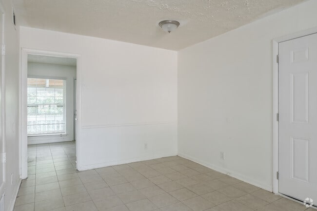 3BR, 2BA - 1266SF - Dining Room - Villas at Panthersville