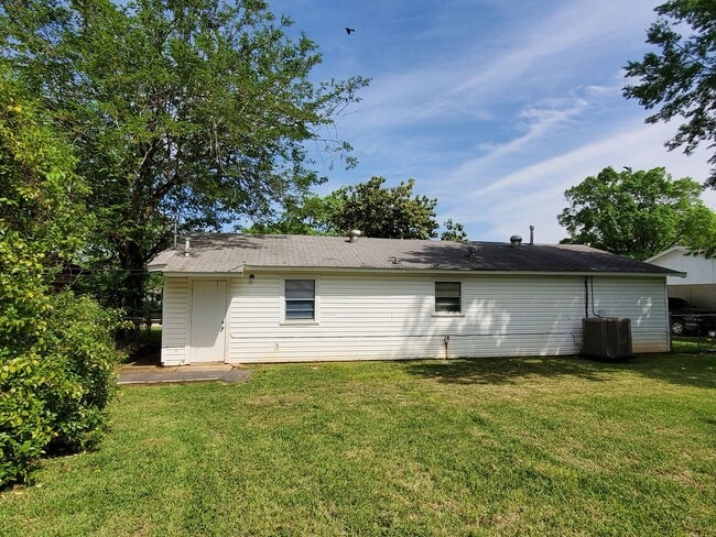 Building Photo - Southern Terrace - Just around the corner from Airline and Shed Road
