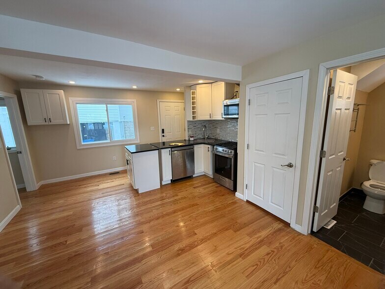 Kitchen / Dining - 7 Williston Rd