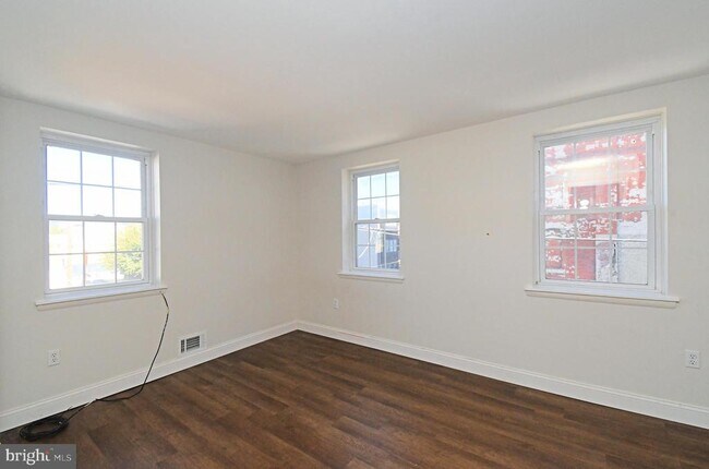 Building Photo - 1554 N Lawrence St