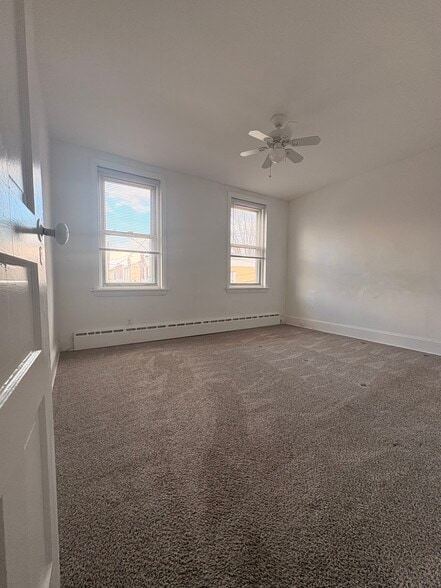 Front bedroom 13 x 11 - 2610 Wilmot St