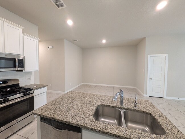 Building Photo - 1 story gem with quick access to Randolph!!